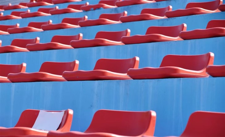 Asiento de plástico hueco con respaldo bajo-